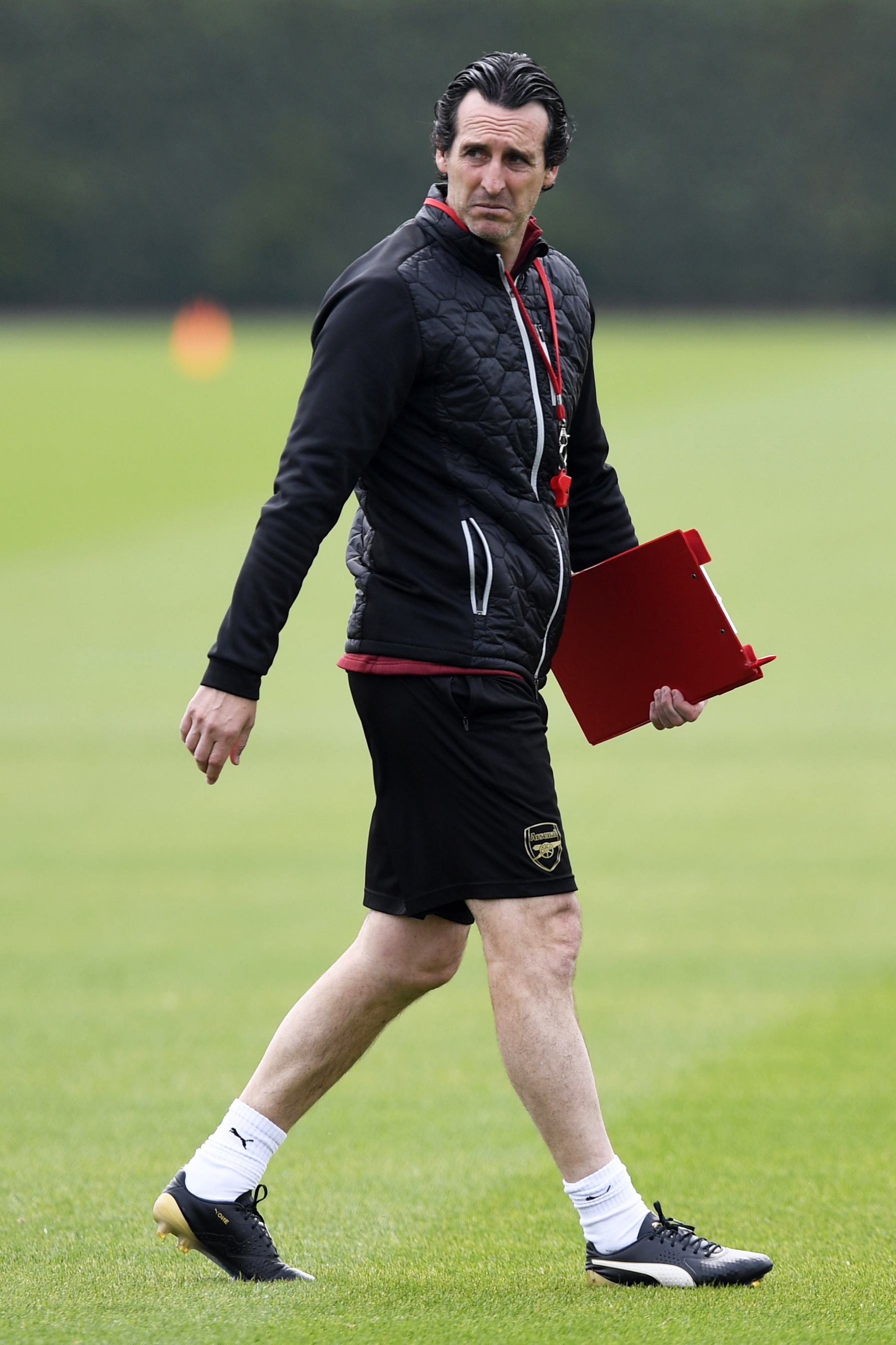 太阳报：麦克托米奈领意甲最佳球员奖，被女友透视着装抢风头